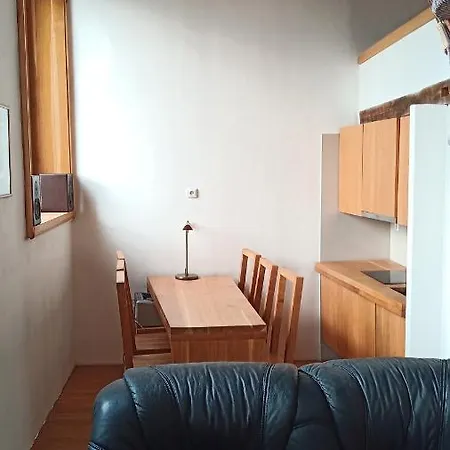 Bydleni V Centru Ov Blizko Stodolni, Bez Vytahu * Острава